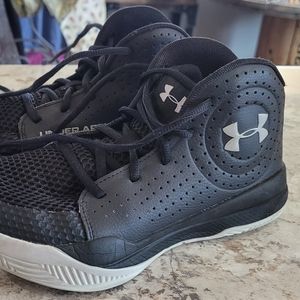 Boys Youth 4 Under Armour shoes